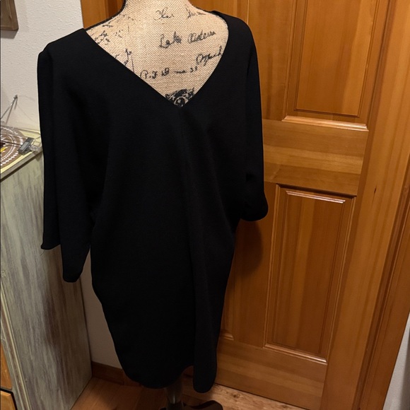 GB Black Dress with Gold Accents & side pockets - Picture 7 of 11